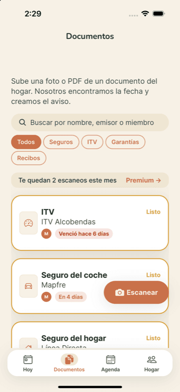 El vault de documentos: ITV, seguro del coche de Mapfre y seguro del hogar, cada uno con su fecha de vencimiento y a quién pertenece.
