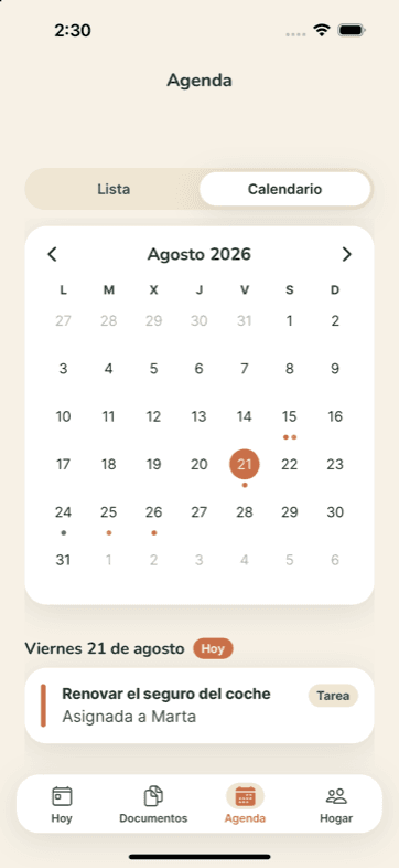Calendario mensual del hogar con puntos de color en los días que tienen algo, y el detalle del día seleccionado debajo.